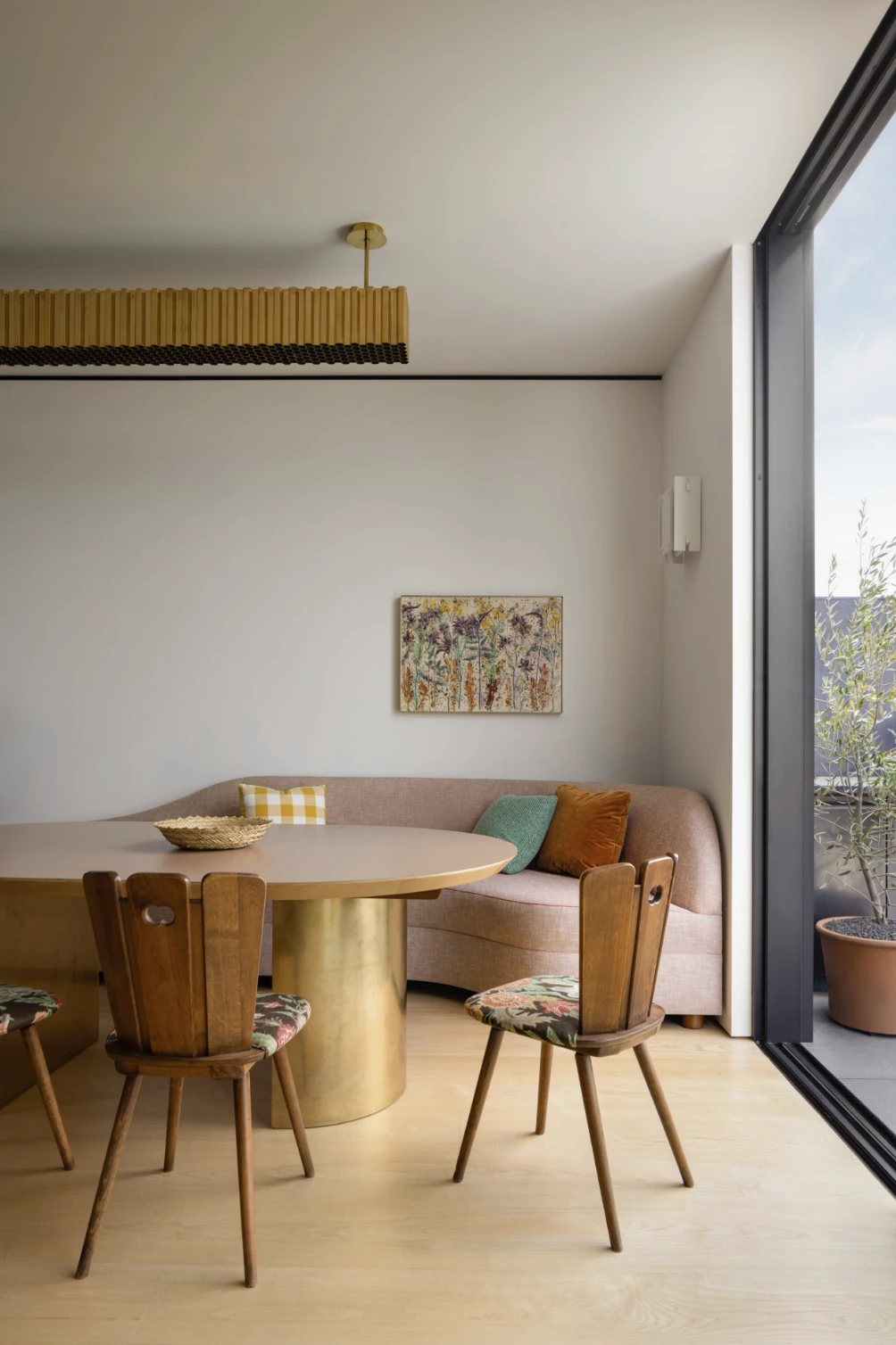 Coin repas contemporain avec des chaises en bois vintage et une palette de couleurs douces.