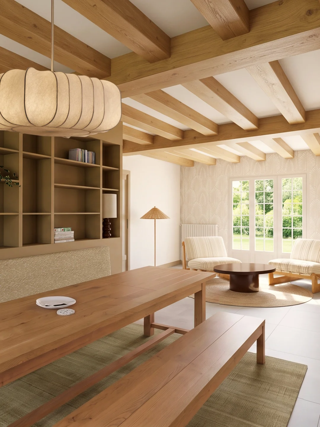 Table de ferme et banc en chêne dans la salle à manger, prolongée par un petit salon face au jardin