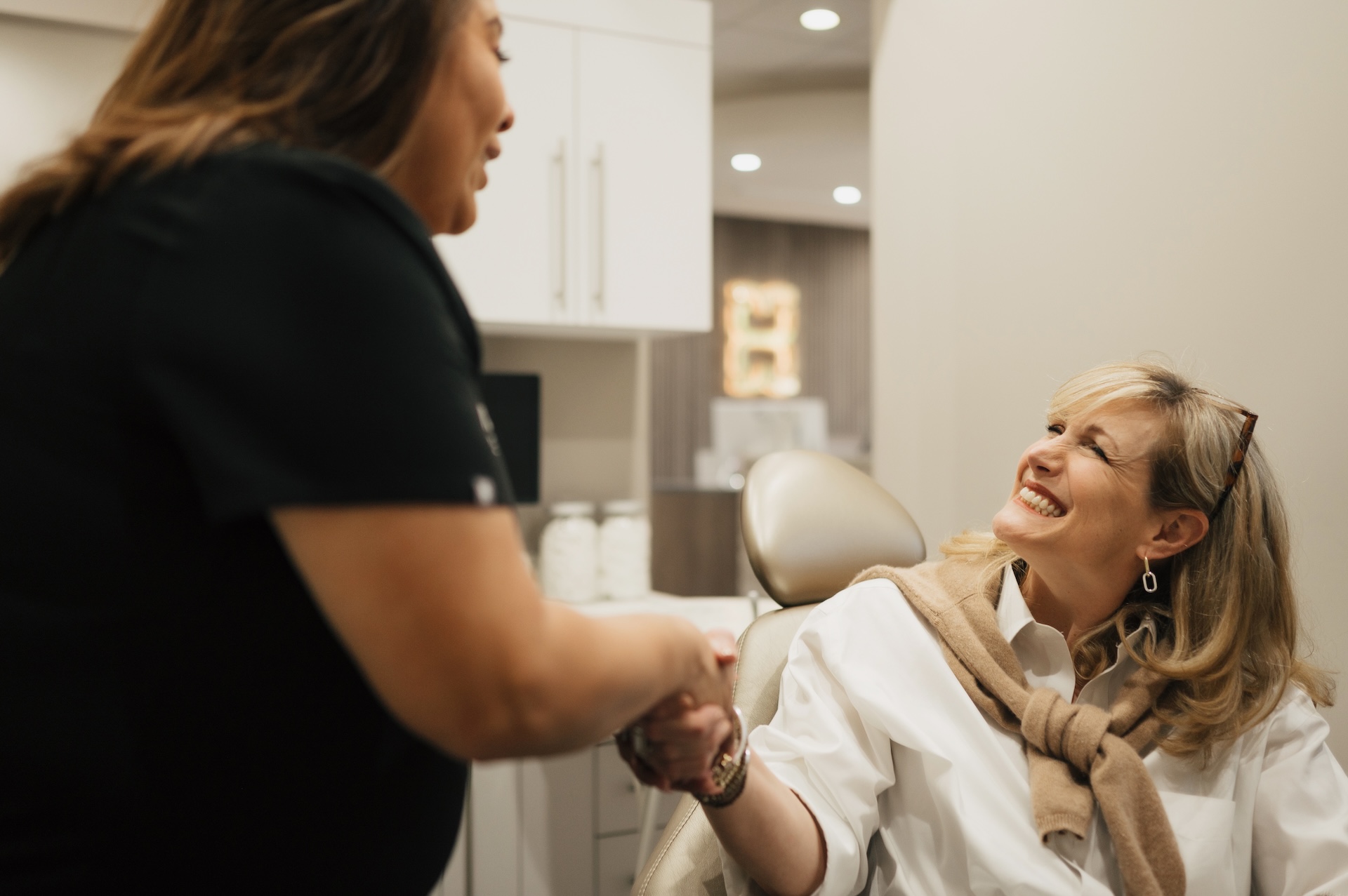 Dentist at TÜTH Dental helping a patient at the dental office. 
