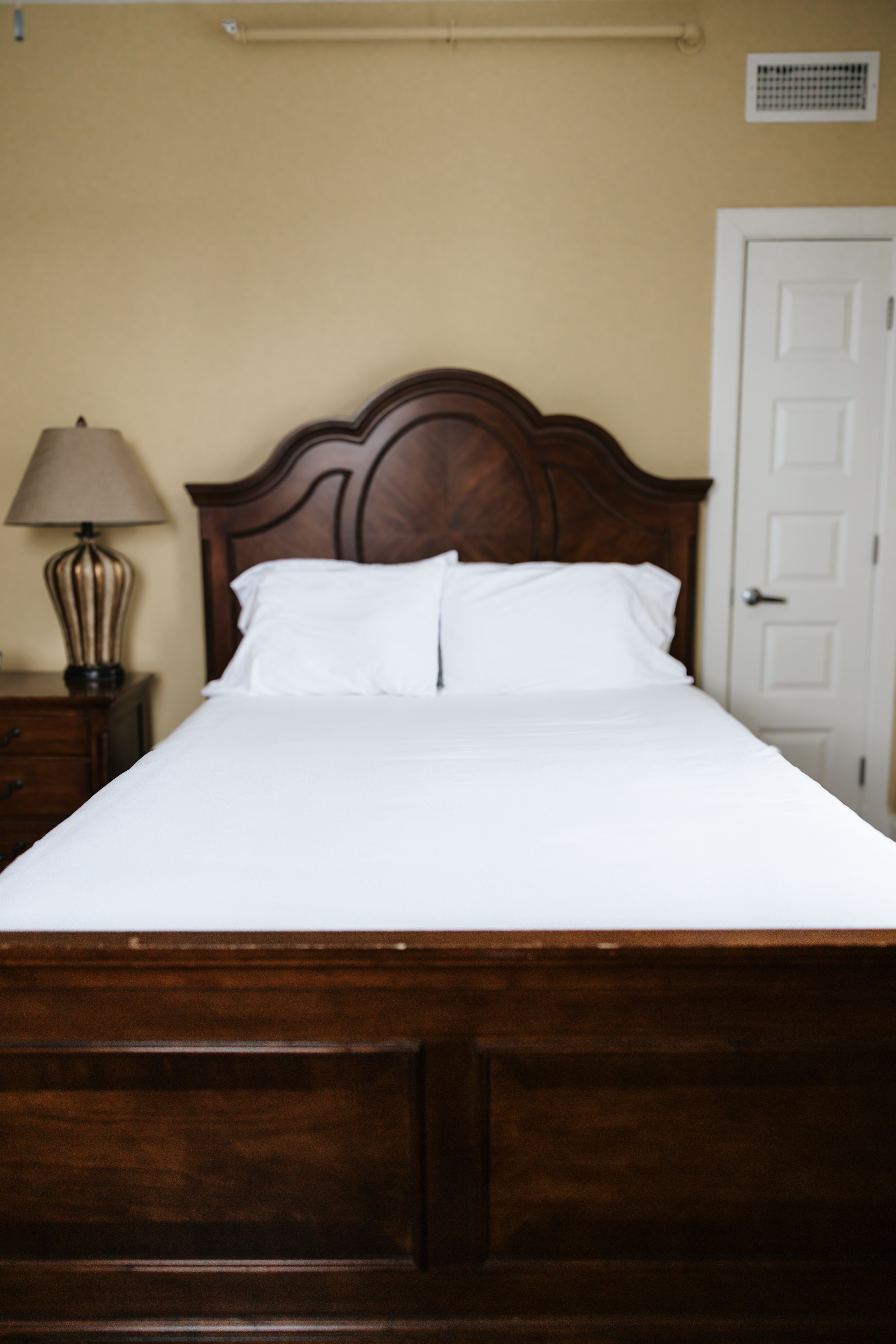 Alternate view of the queen bed in The Carlyle Room