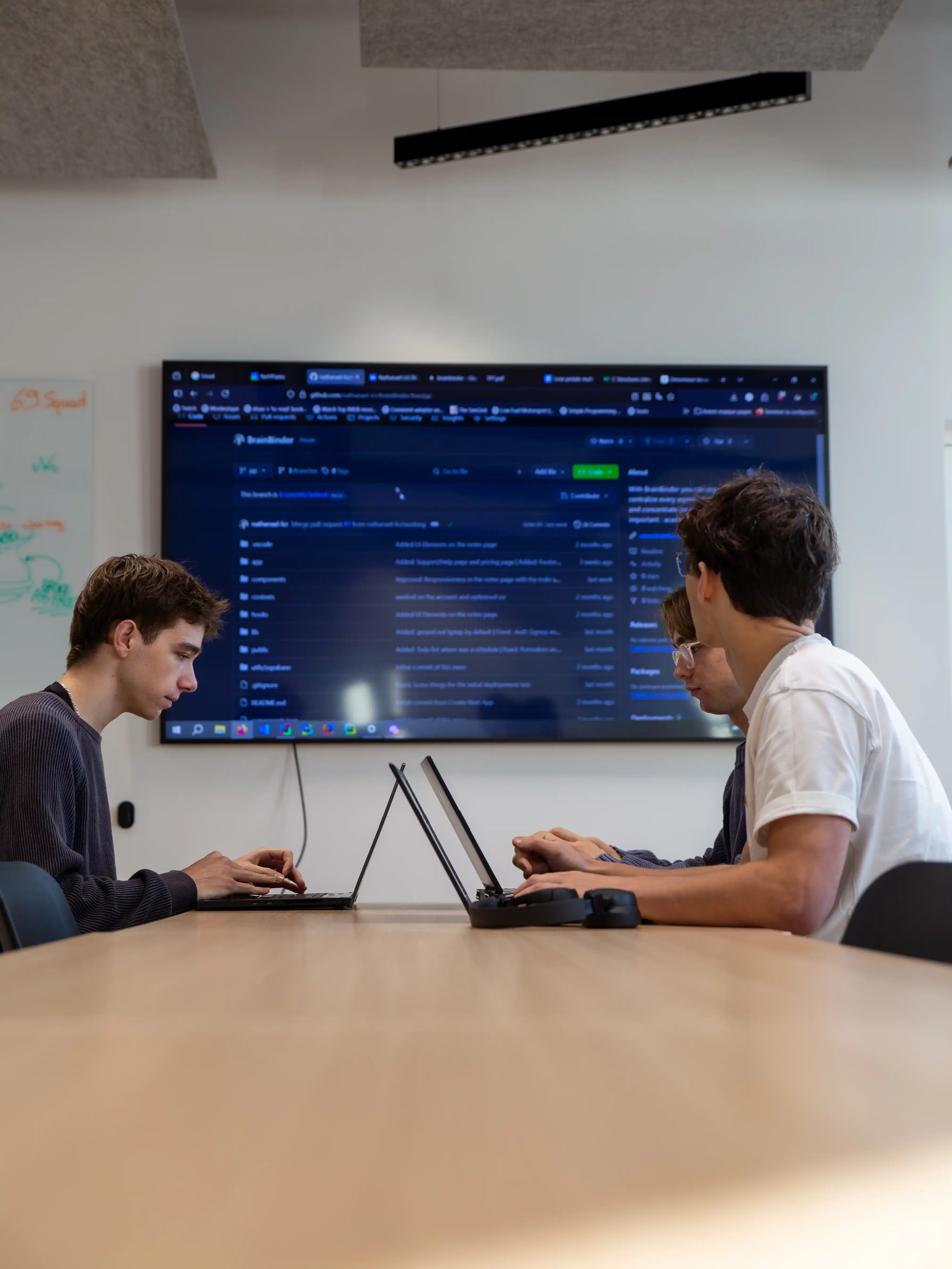 des étudiants en informatique devant leur ordinateur en salle de classe