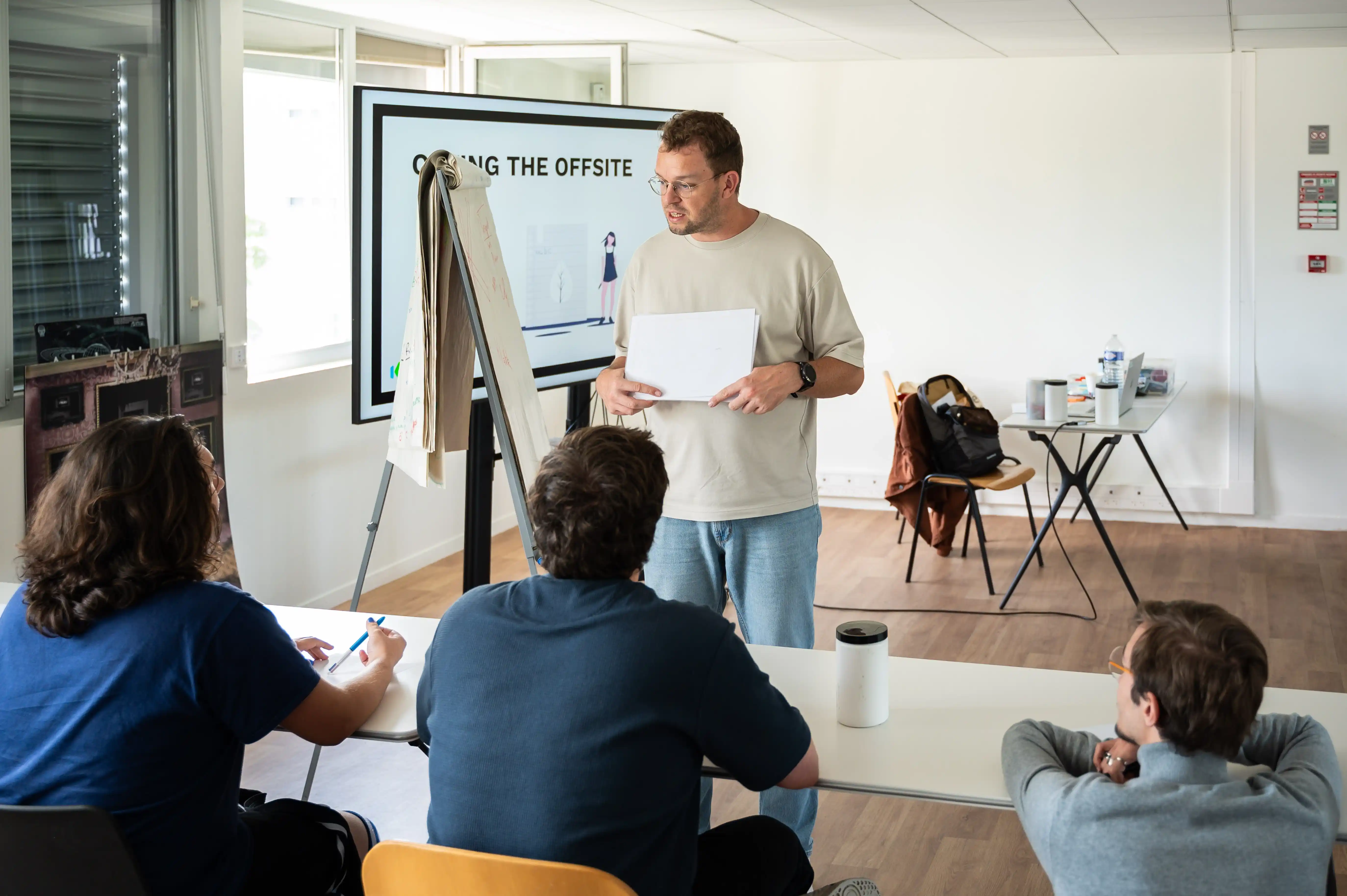 un professeur fait une présentation devant un groupe d'étudiants et de parents d'élèves