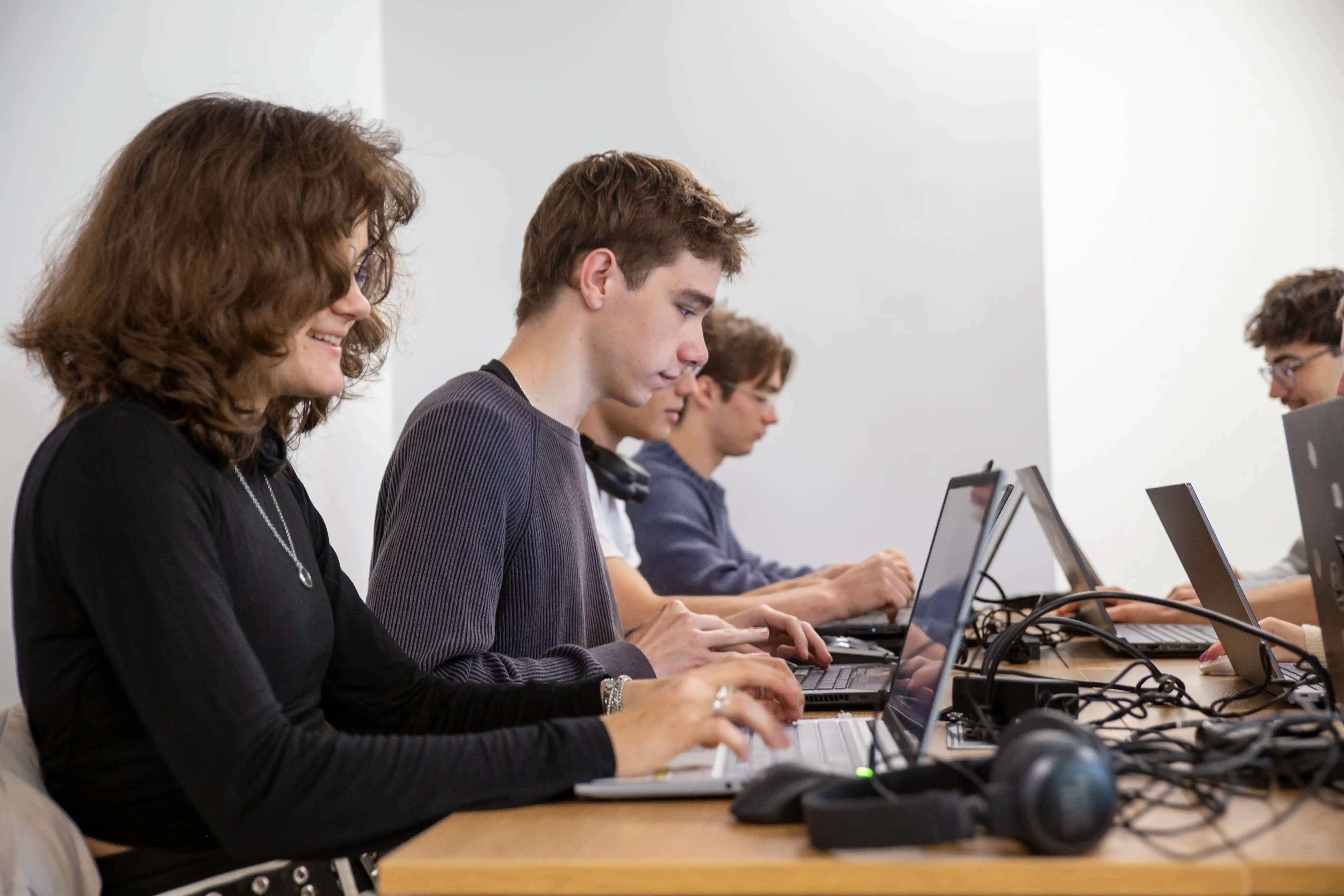 un groupe d'étudiants discutant lors d'un cours
