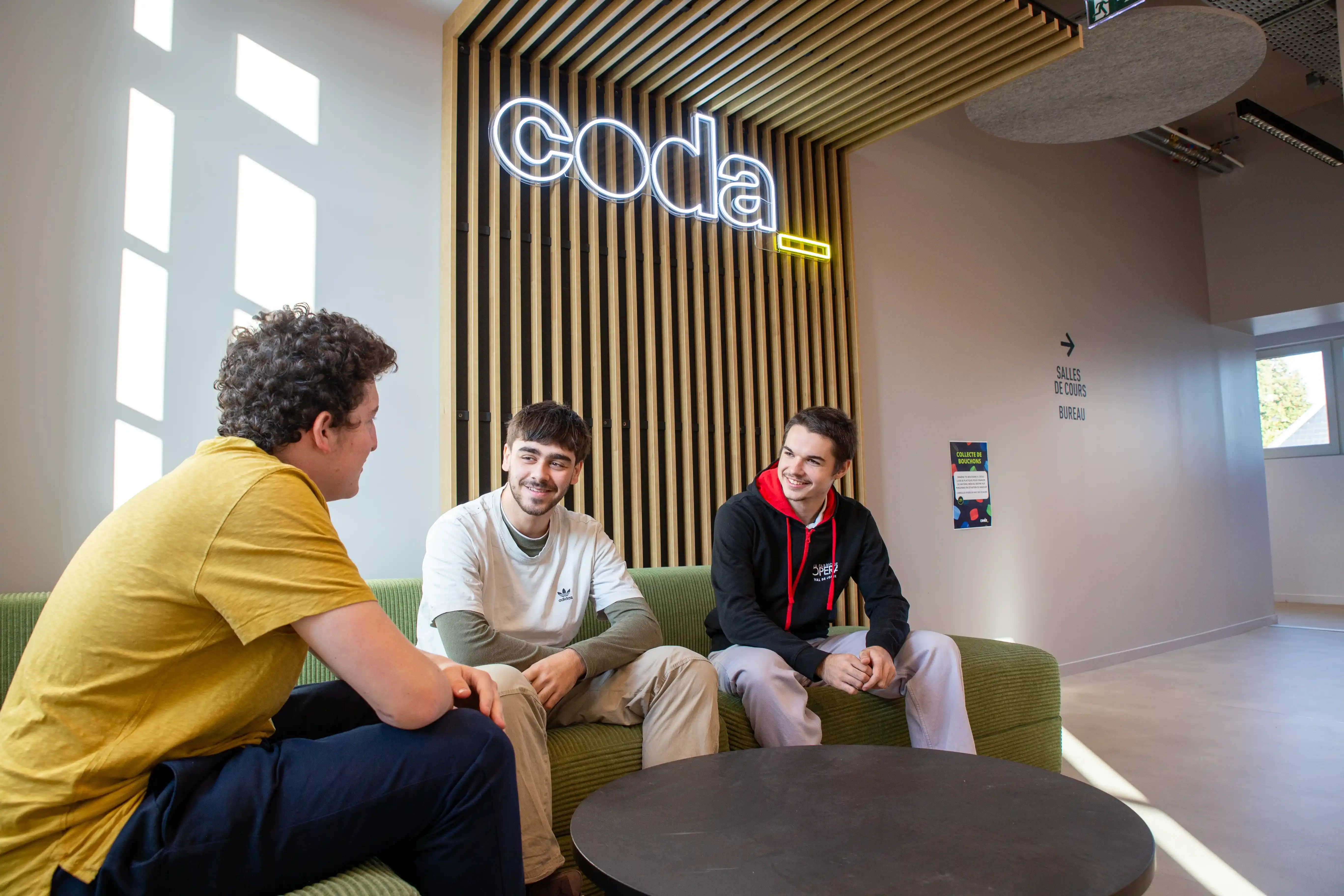 des jeunes étudiants souriant en amphithéâtre