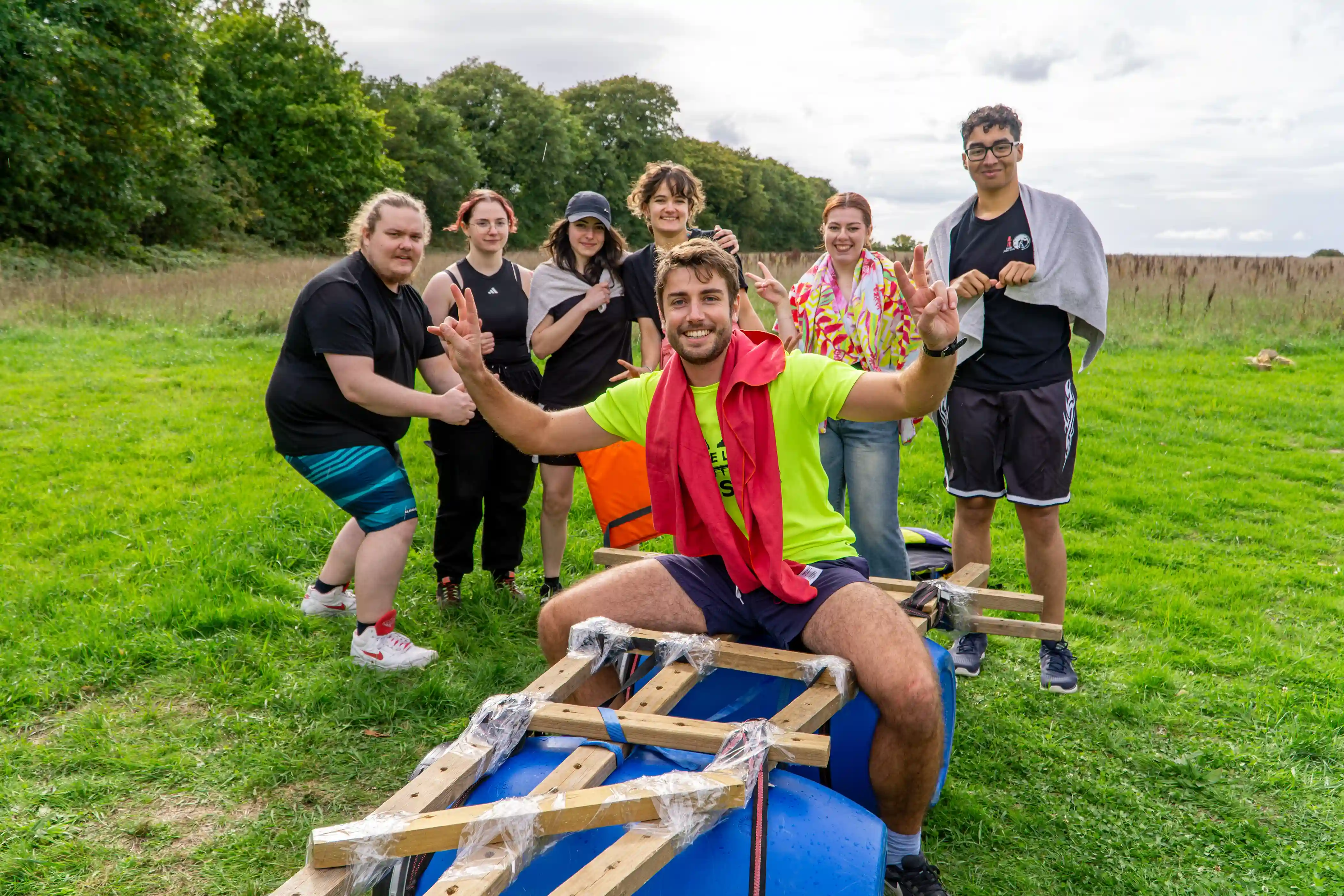trois jeunes personnes en train de jouer à un jeu d'énigmes en extérieur