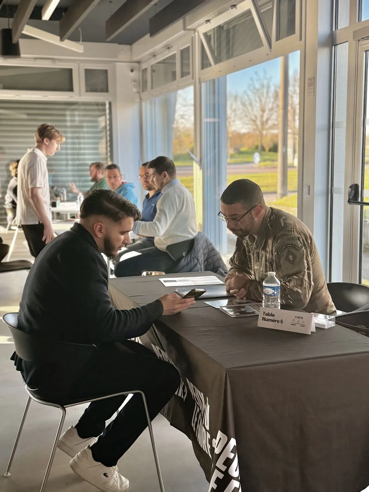 un étudiant en entretien avec des professionnels regardant leurs CV