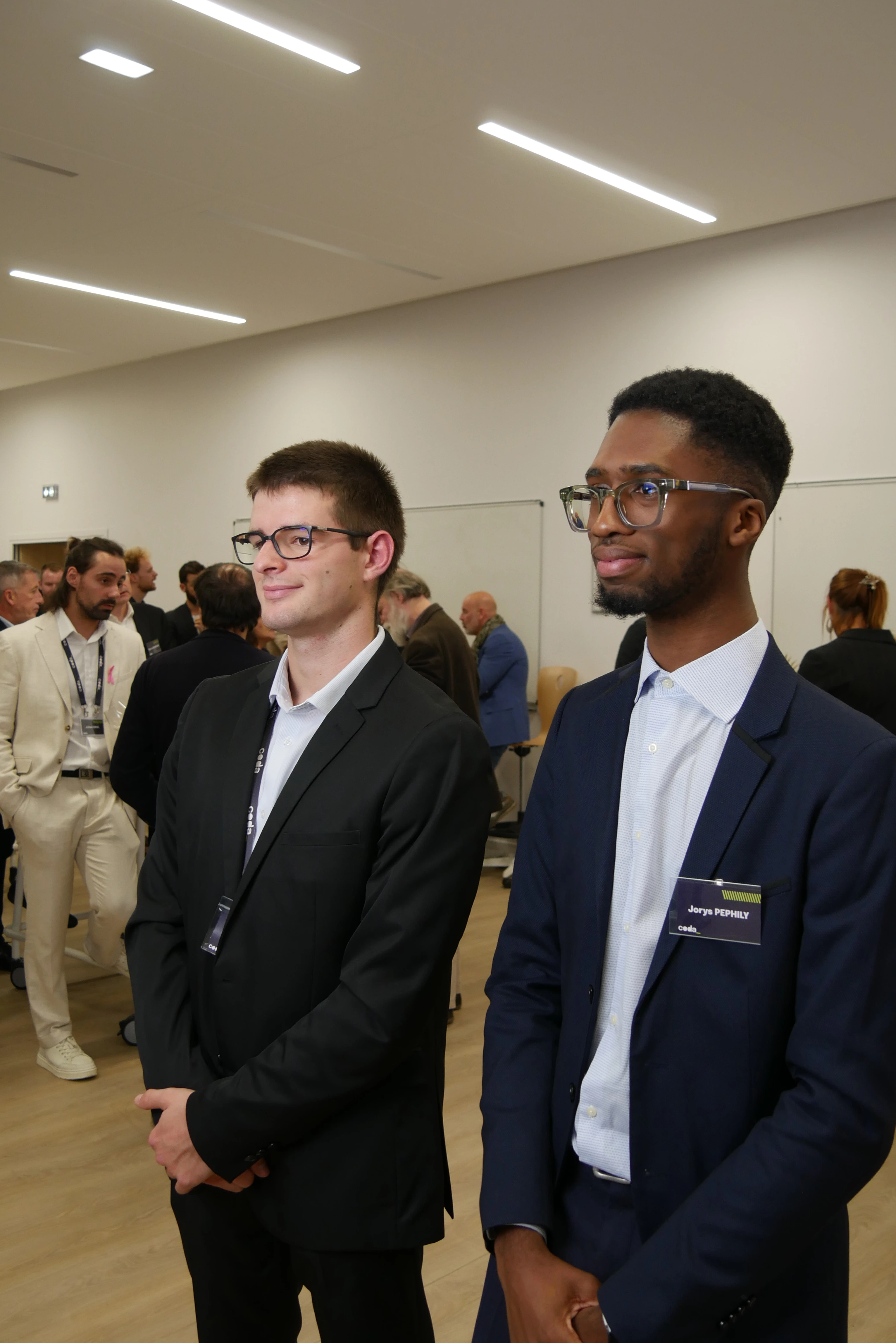un étudiant souriant devant son ordinateur