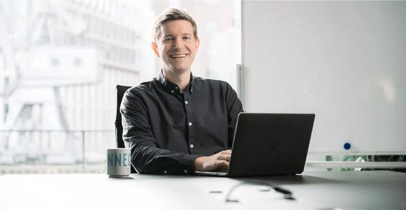 Nils Bremann im Portrait am Laptop