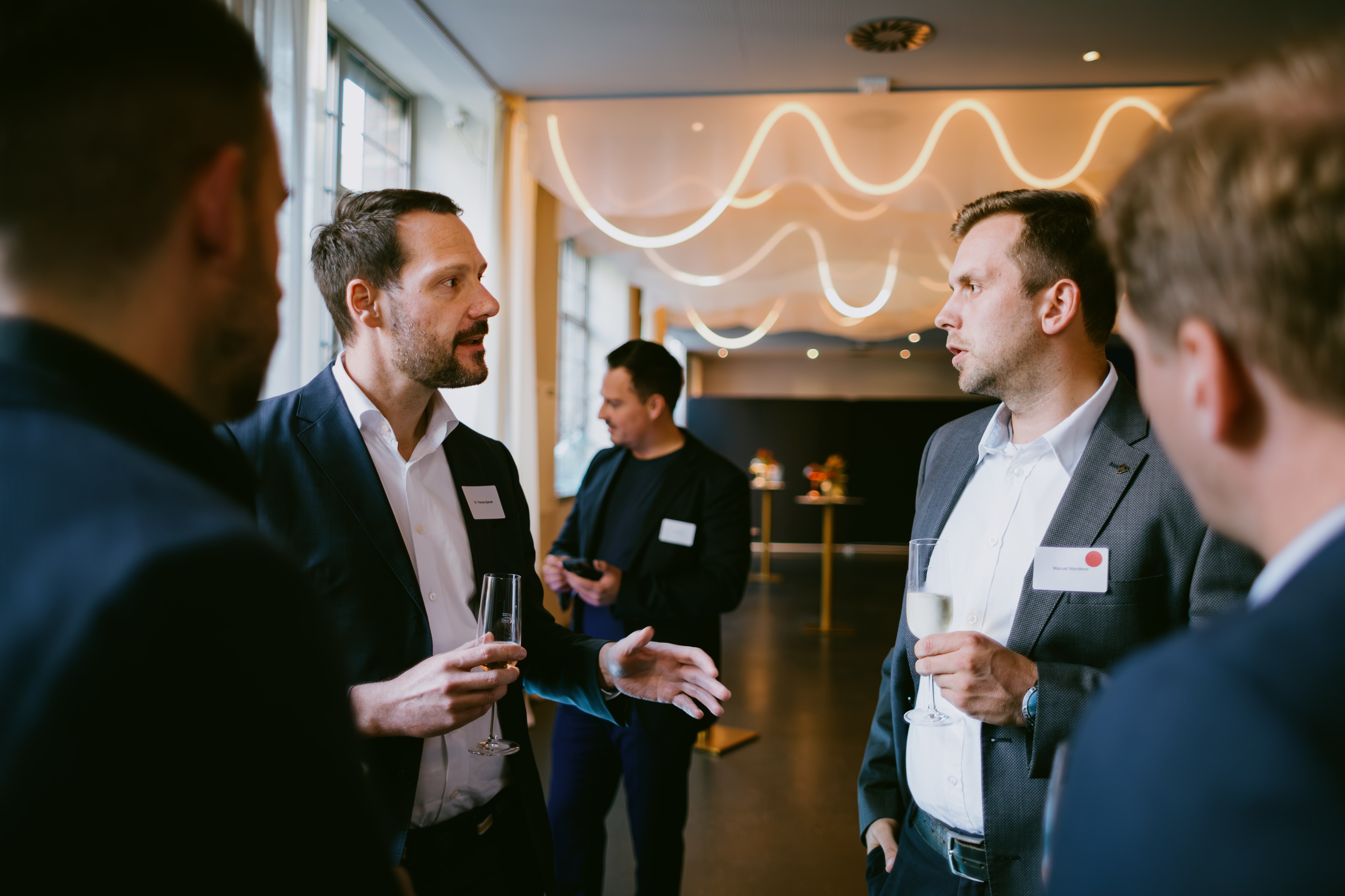 Zwei Astronauten arbeiten im All, repräsentativ für Boutique Management Consulting in Frankfurt, das präzise Managementlösungen und strategische Beratung für anspruchsvolle Projekte liefert.