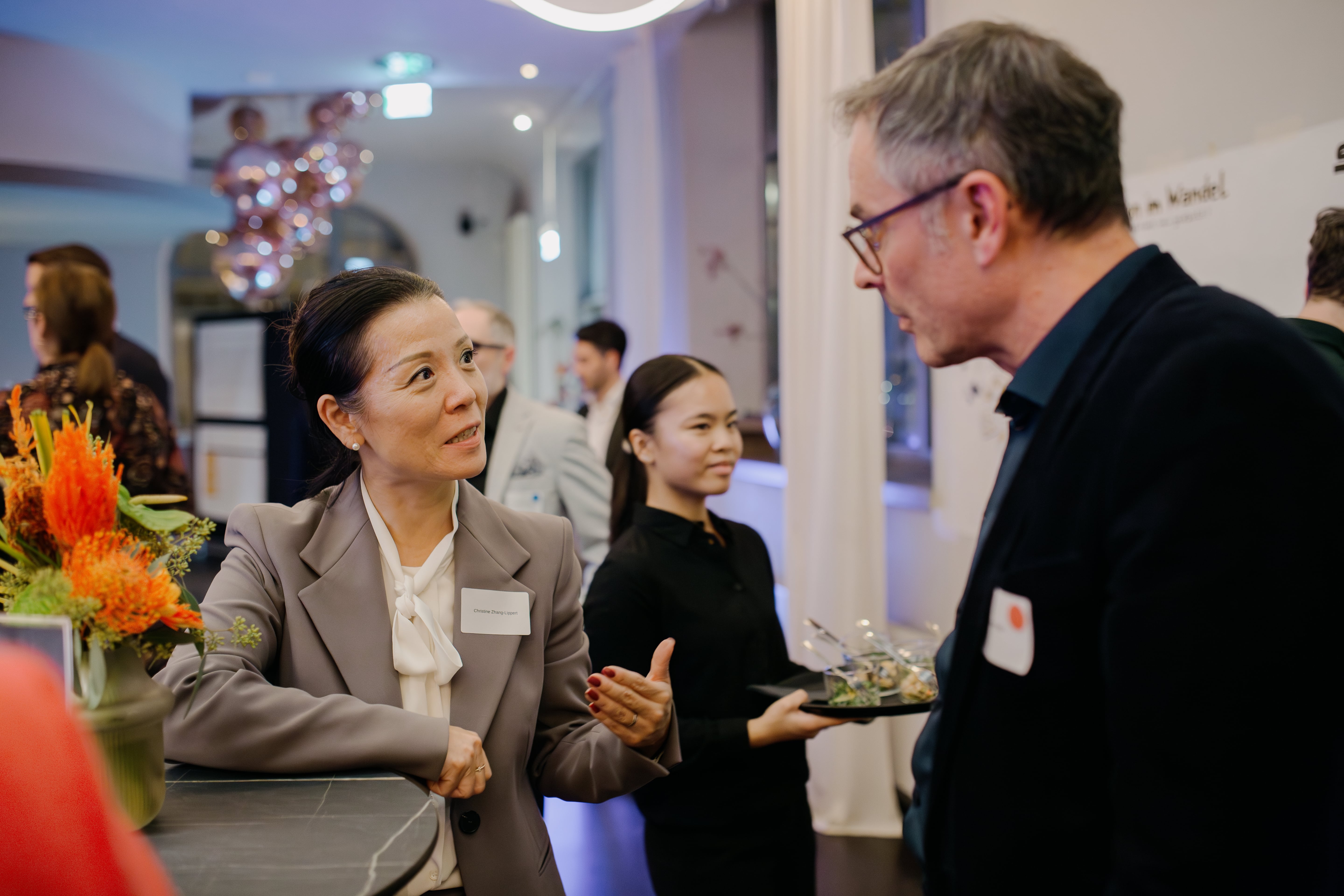 Zwei Astronauten arbeiten im All, repräsentativ für Boutique Management Consulting in Frankfurt, das präzise Managementlösungen und strategische Beratung für anspruchsvolle Projekte liefert.