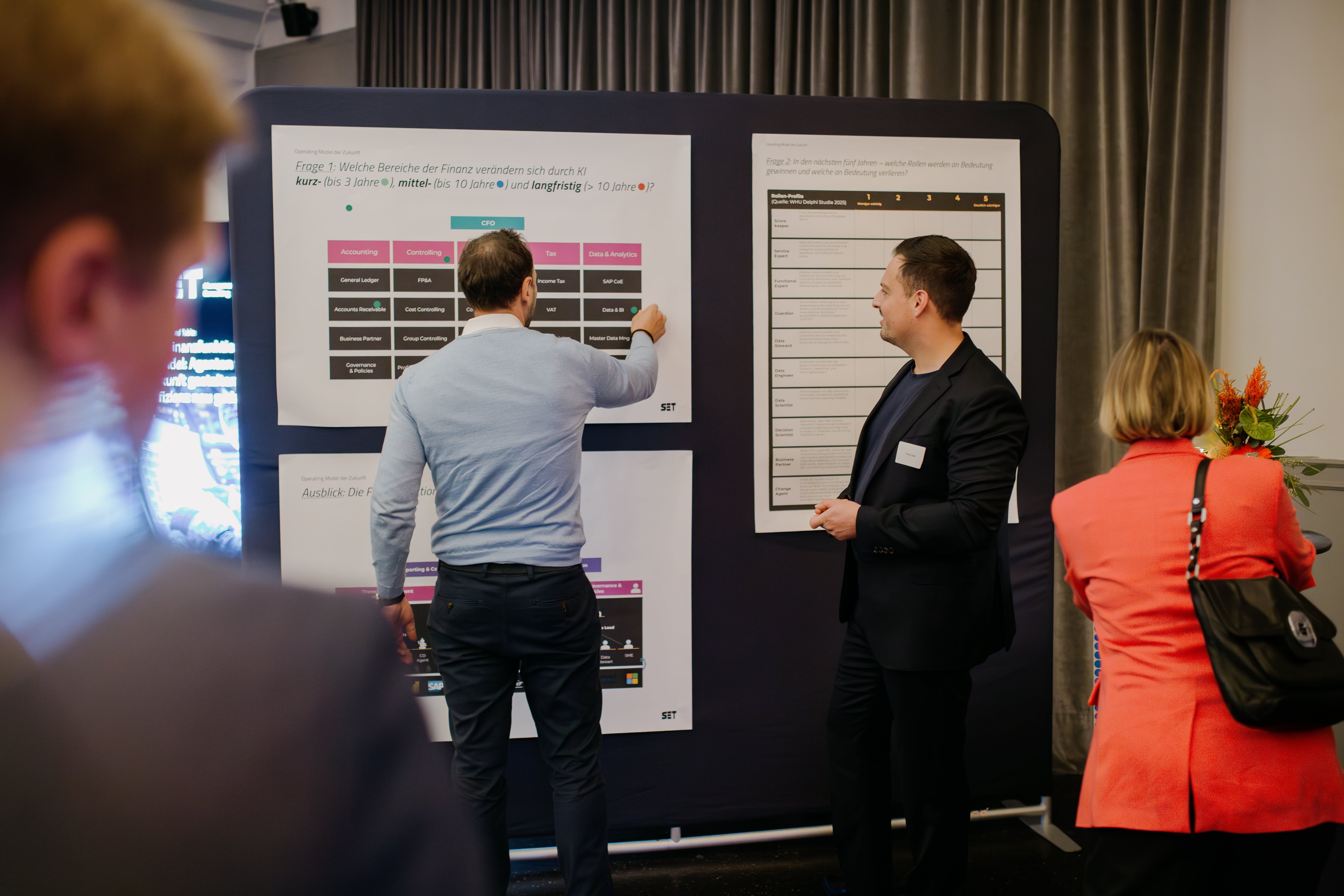 Zwei Astronauten arbeiten im All, repräsentativ für Boutique Management Consulting in Frankfurt, das präzise Managementlösungen und strategische Beratung für anspruchsvolle Projekte liefert.