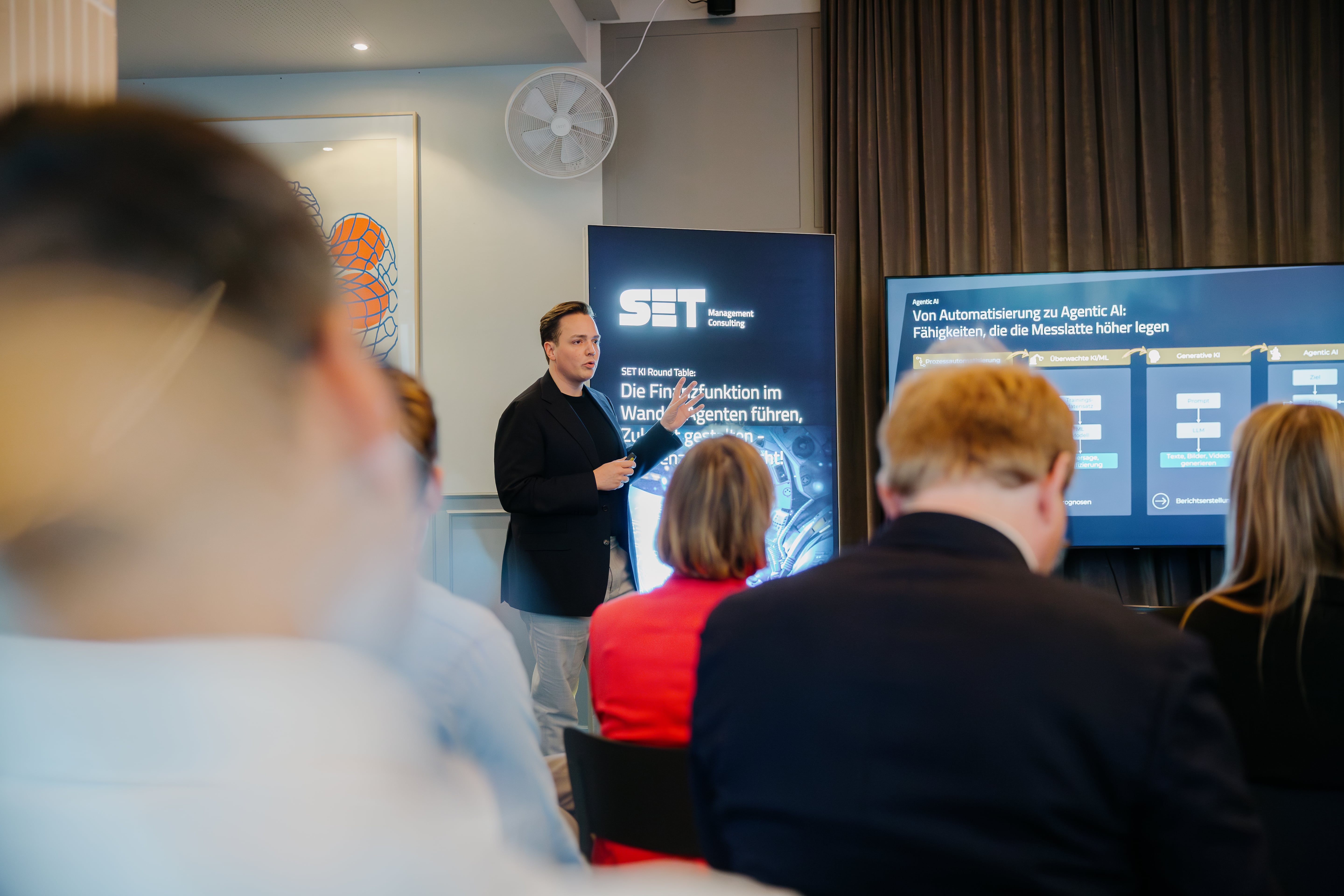 Zwei Astronauten arbeiten im All, repräsentativ für Boutique Management Consulting in Frankfurt, das präzise Managementlösungen und strategische Beratung für anspruchsvolle Projekte liefert.