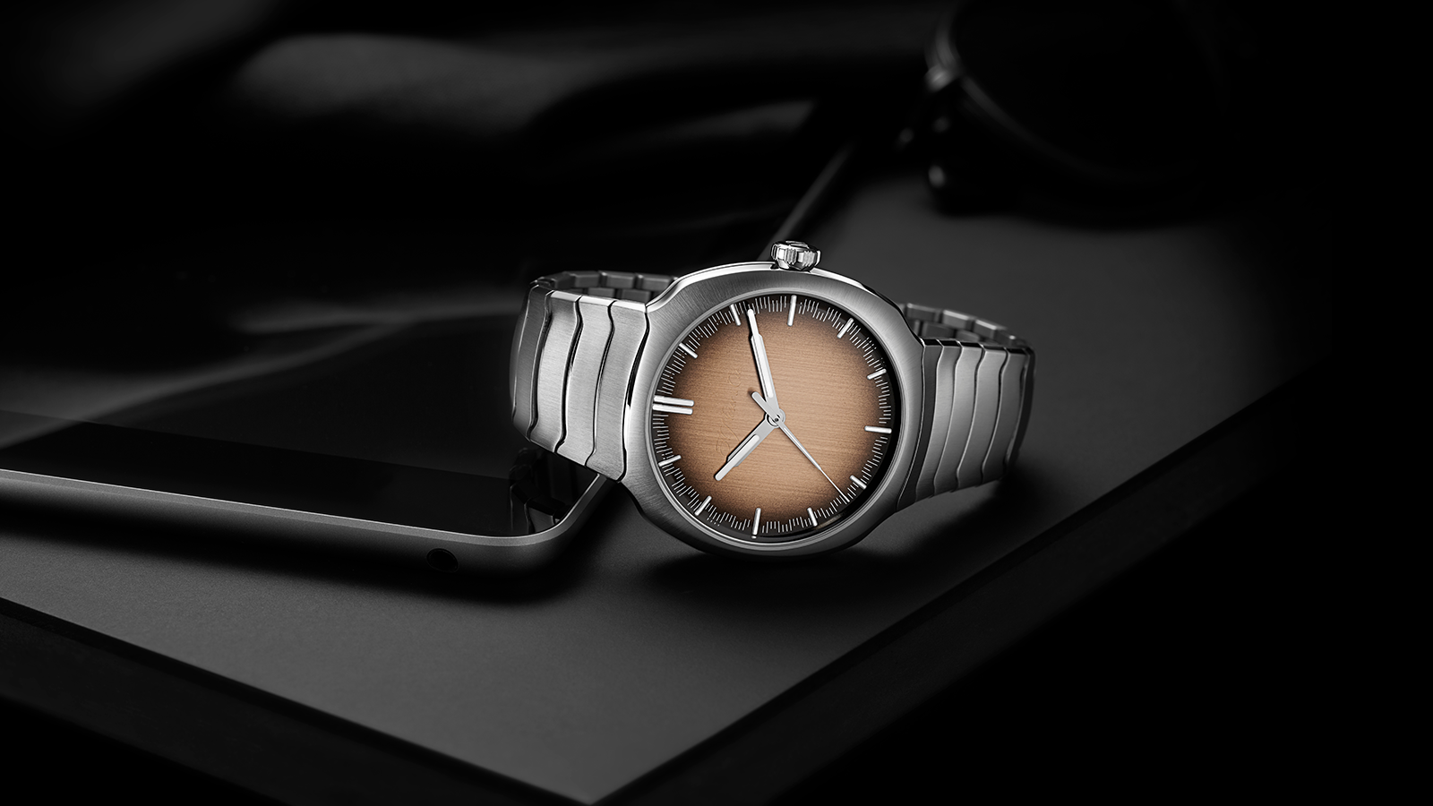 H. Moser & Cie. Expands its Streamliner Centre Seconds Line with a New Smoked Salmon Dial Variant
