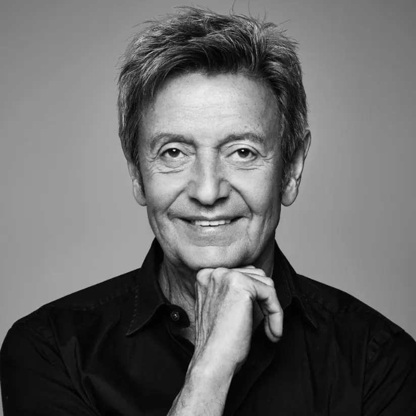 willy sommers boeken die in een zwart wit portretfoto lacht en op zijn hand leunt