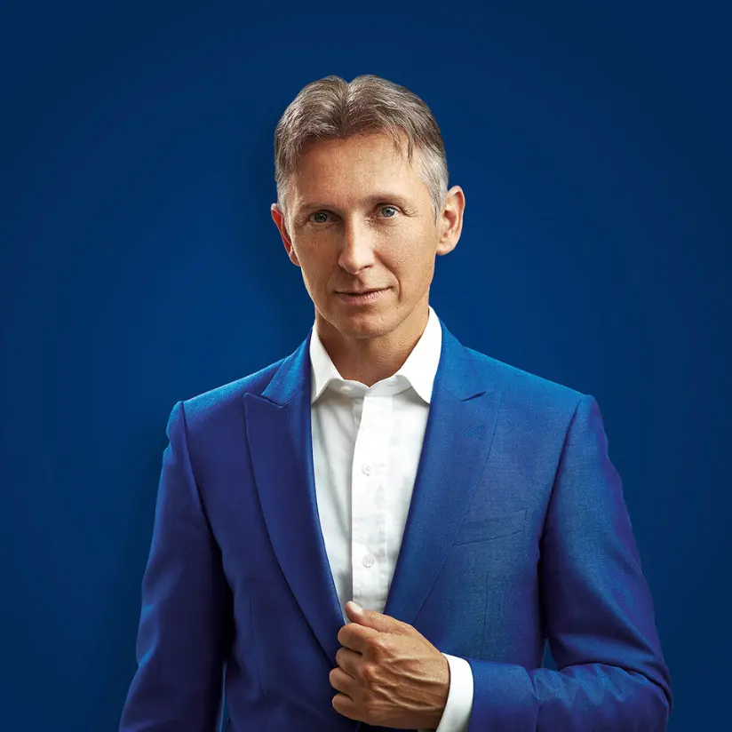 helmut lotti boeken die een blauw kostuum draagt met wit hemd in portret