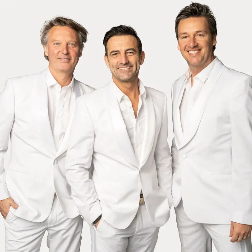 de romeo's boeken die in een wit kostuum naast elkaar staan