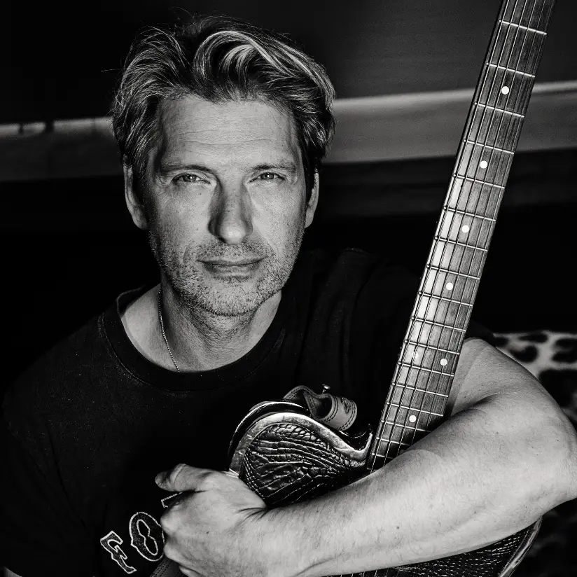 gene thomas boeken die in een zwart wit foto een gitaar vasthoudt