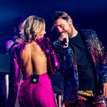 lefrique boeken die naast elkaar staan en kleurrijke kledij dragen