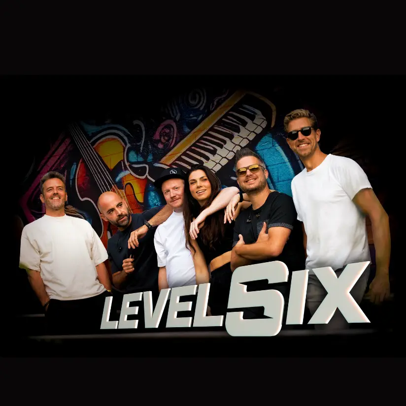 level six boeken die naast elkaar staan in witte en zwarte kledij