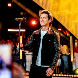 gene thomas boeken zingend op podium met leren jas