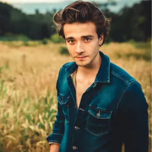 aaron blommaert boeken in weide in jeanshemd