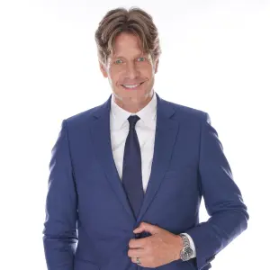 gunther neefs boeken in donkerblauw kostuum 