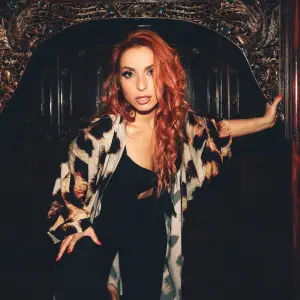 loredana boeken met rood haar en zwarte kledij