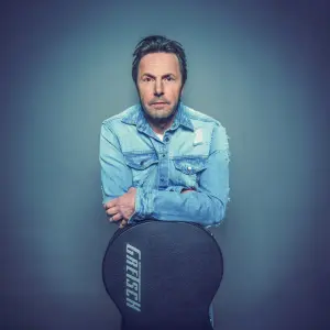 mama's jasje boeken in jeanshemd voor een blauwe achtergrond