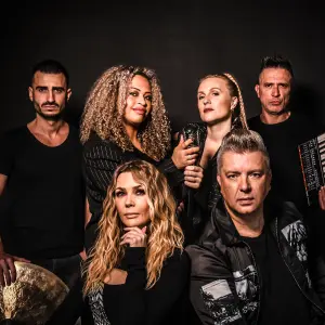 sylver boeken die met hun band samen in groep staan