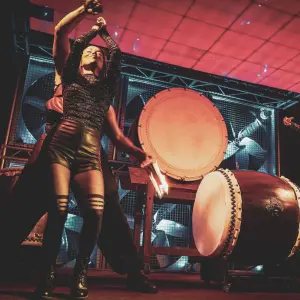 virtual zone boeken dansen met vuur naast grote trommels