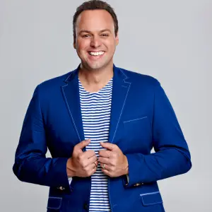 frans bauer boeken lachend in een blauw kostuum