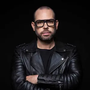 peter luts boeken in een leren jas met een zwarte bril