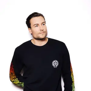 viktor boeken in een zwarte trui voor een witte achtergrond