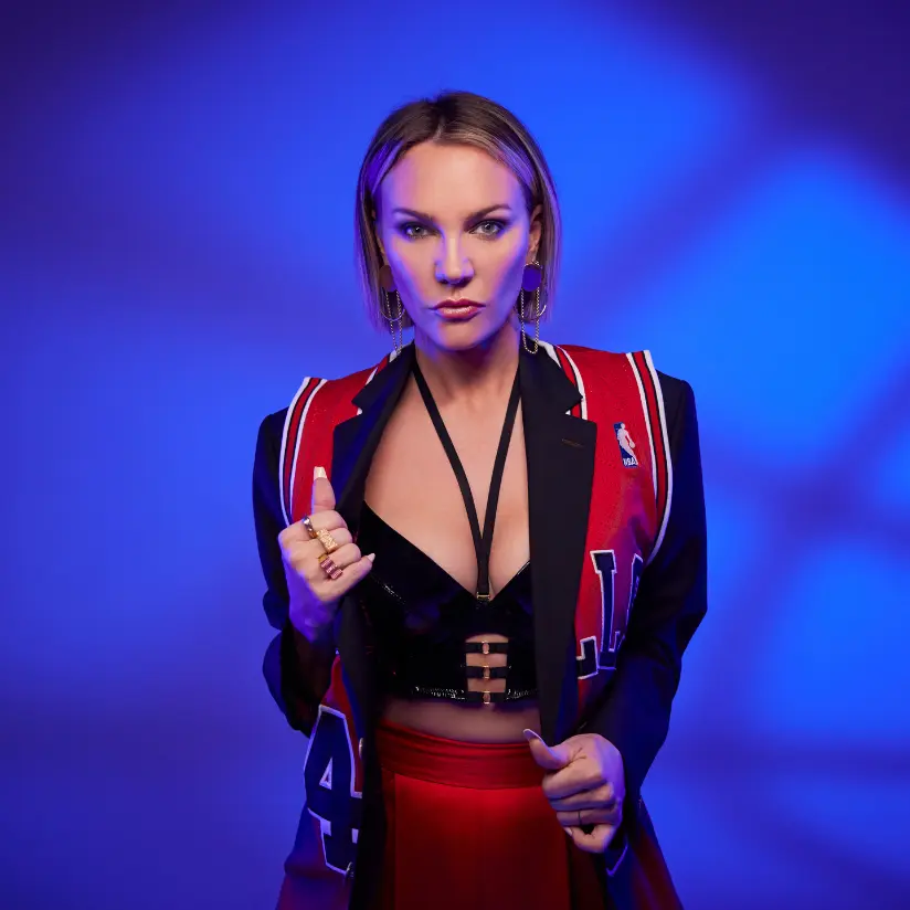 kate ryan boeken voor blauwe achtergrond met rode outfit