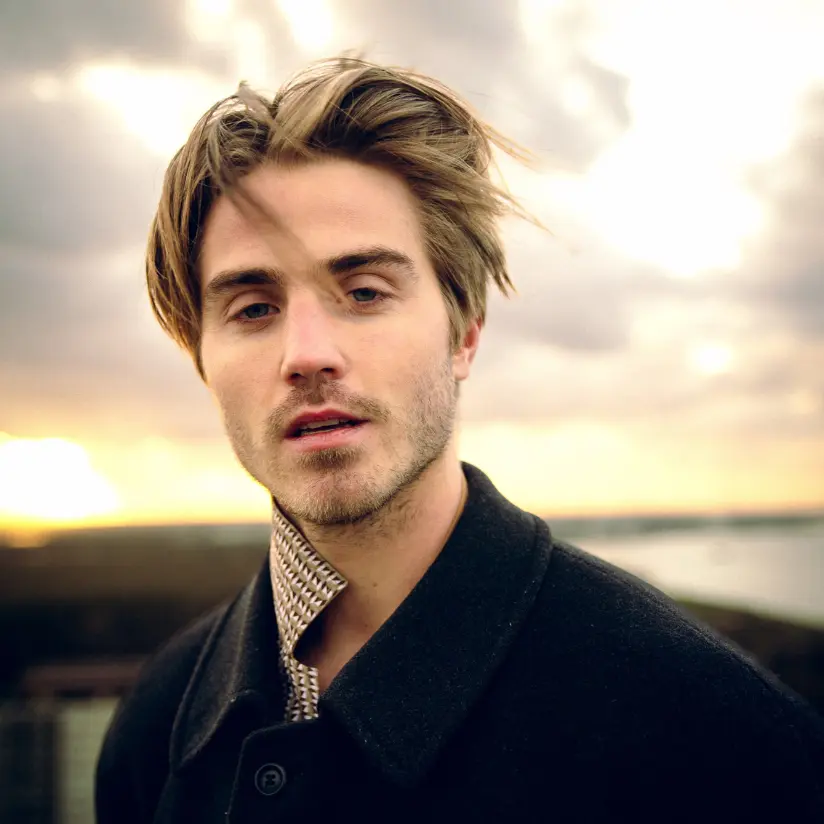 maksim boeken met zwarte kledij aan