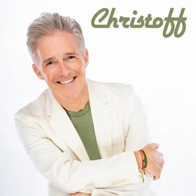 christoff boeken in wit kostuum met groene t-shirt