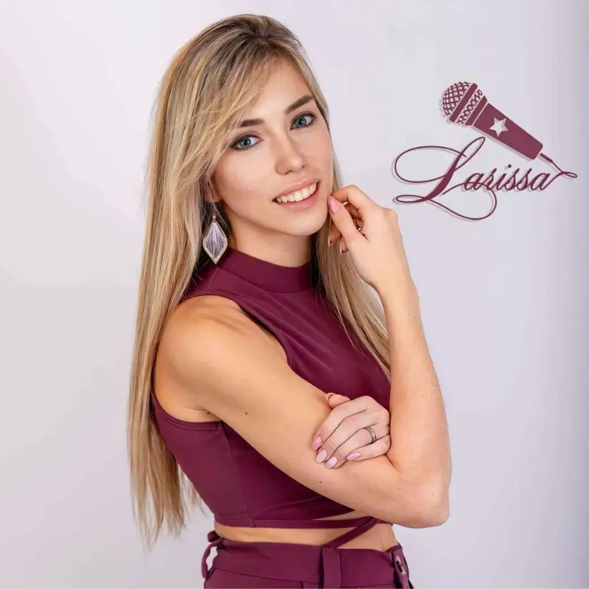 larissa boeken in bordeaux kledij met lang haar