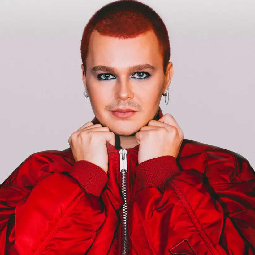 red sebastian boeken met rood haar en rode jas 