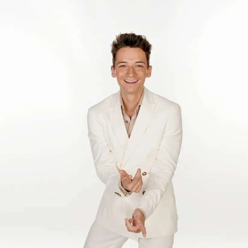 thomas julian boeken in wit kostuum