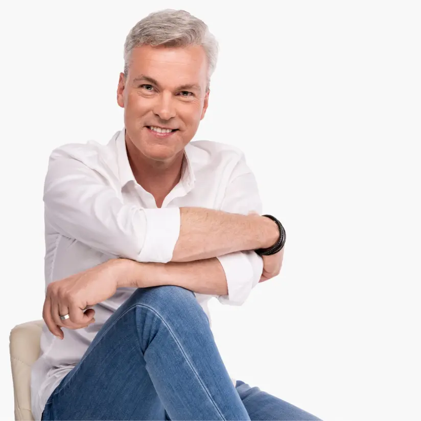 herbert boeken zittend voor witte achtergrond