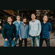 frimout boeken naast elkaar met hemden aan