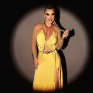 jessy boeken in gele glitterkledij staand