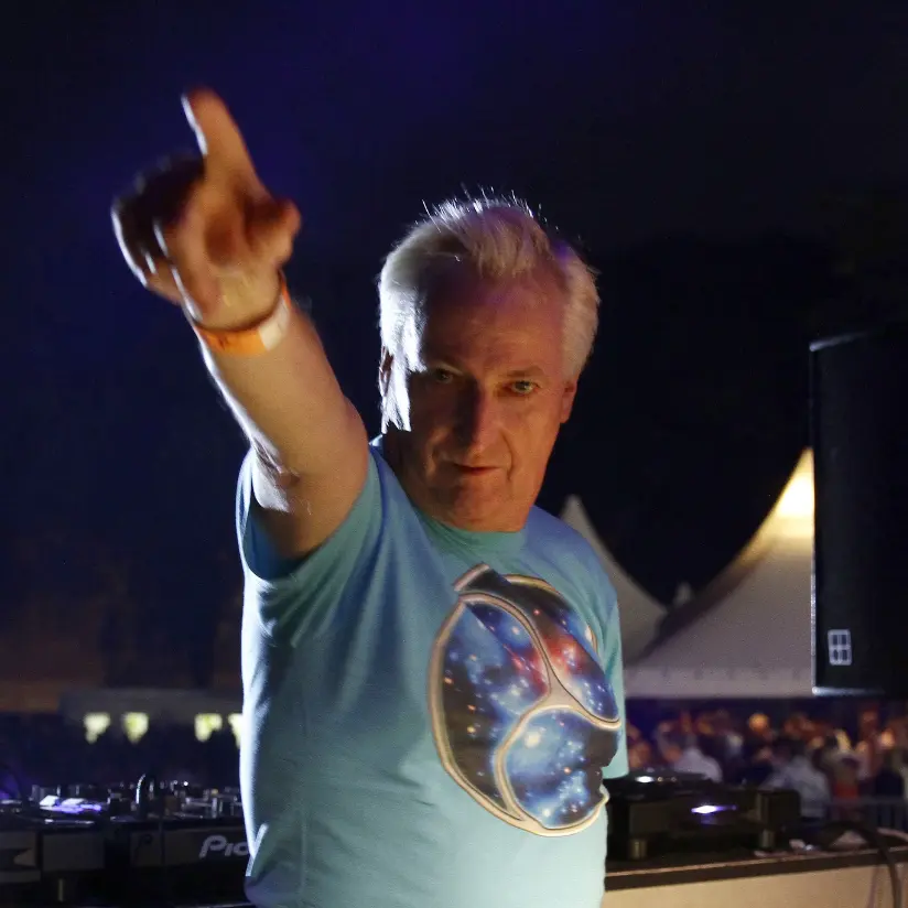 dirk stoops boeken met arm in de lucht en blauw t-shirt