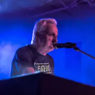 dirk stoops boeken zingend in microfoon