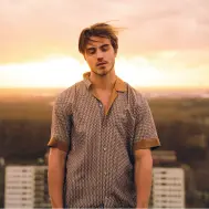 maksim boeken kijkend naar beneden in hemdje met patroon