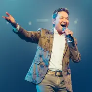 bart kaëll boeken die aan het zingen is met een microfoon in de hand