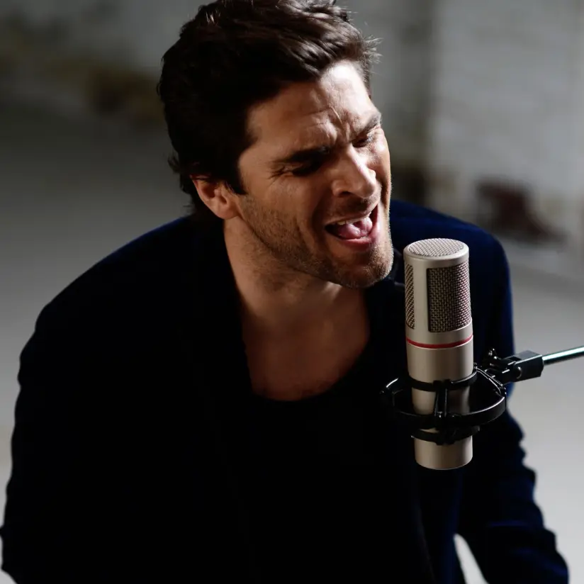 xander de buisonje boeken zingend in microfoon