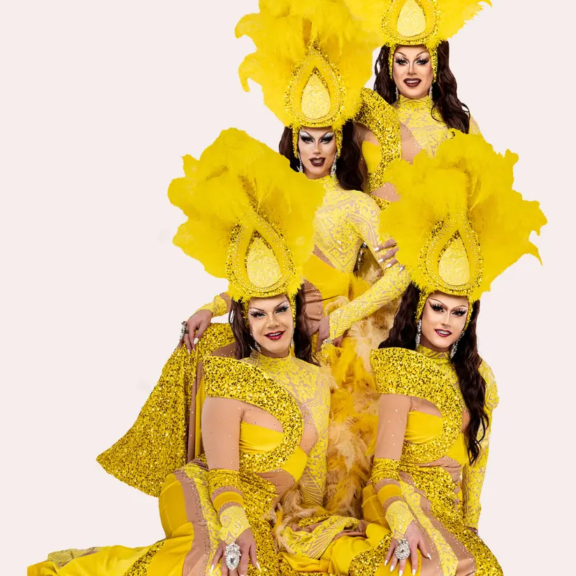 showqueens boeken in geel kostuum voor witte achtergrond