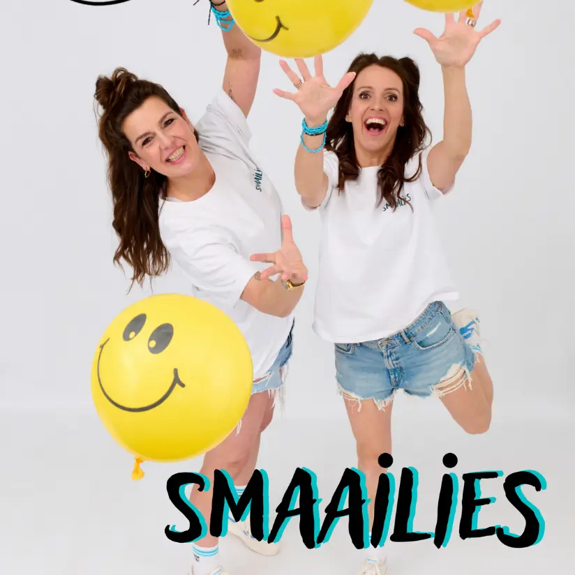 smaailies boeken handen in de licht met gele ballonnen