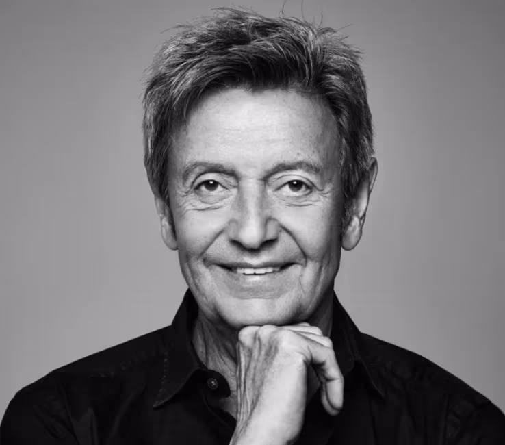 willy sommers boeken die in een zwart wit portretfoto lacht en op zijn hand leunt